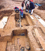 Excavating in Saint Dizier (France) a merovingian cemetery. Copywright Inrap 2002.